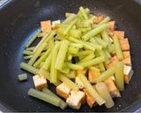 ふきと油揚げとこんにゃくのピリ辛炒め煮。作り方4写真