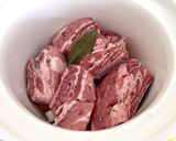 スロークッカーで作る豚スペアリブと玉ねぎの煮込み作り方1写真