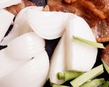 照り旨☆豚カルビと新玉ねぎとニラの炒め物作り方3写真