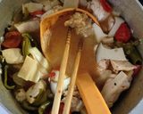 鶏むね肉と ピーマン トマトの味噌コンソメスープ作り方10写真