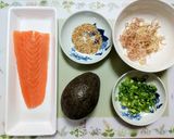 簡単ランチ！茗荷アボカドサーモンのポキ丼作り方1写真