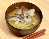 簡単☆さつま芋と舞茸しめじ椎茸の優しいお味噌汁作り方6写真