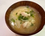 プルプルコラーゲン♪鶏皮と玉ねぎのおみそ汁作り方3写真