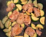 塩こしょうで鶏ももズッキーニ作り方8写真