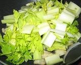 鳥皮とセロリの炒め物作り方3写真