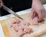 やわらか鶏むね肉とさつまいもの黒酢炒め作り方3写真
