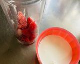 ＼秒レシ／子供が急に働くいちごシェイク作り方1写真