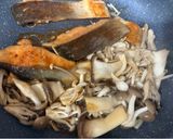 ワンパンで簡単！生鮭とキノコの甘めな照り焼き作り方7写真