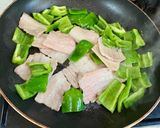 豚バラと搾菜の塩炒め作り方2写真