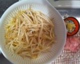 ✿材料費100円✿鶏肉ともやしの炒めもの作り方1写真