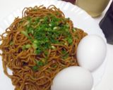 残った焼きそばdeオム焼きそば！作り方1写真