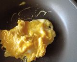 豆苗とベーコン玉子のガリバタ炒め作り方2写真
