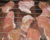 グリルチキンの赤白タルタルのせ♪作り方2写真