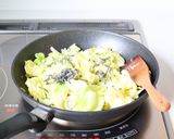旨味ある【春キャベツの塩昆布ソテー】炒め作り方3写真