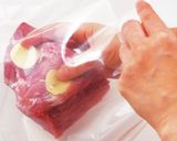 材料はもも肉としょうがだけ！煮豚作り方2写真