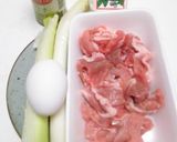 シンプル・豚小間切肉のせ玉子丼！作り方1写真