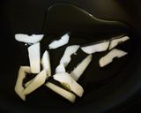 秋鮭としめじのトマトソースパスタ作り方1写真