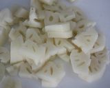 豚ばら肉とレンコンのトマト煮込み作り方1写真