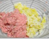 やけどに注意！肉汁たっぷり焼き餃子作り方2写真