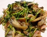 豆苗と舞茸のにんにくバターベーコン炒め作り方2写真