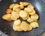 簡単🌟じゃがいもとソーセージのカレー炒め作り方6写真