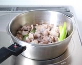 圧力鍋でトロトロ【牛すじ大根煮】作り方4写真