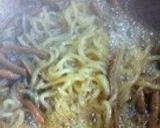 ぜんまいとコンニャクの煮物・ご飯のおかず作り方5写真