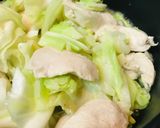 キムチ鍋の素活用●鶏肉&茸のキャベツ炒め作り方2写真