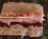 ラーメンバーガーで巻いた、岩下の新生姜♬作り方4写真