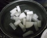 大根と鶏もも肉の照り照り煮♪作り方1写真