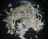 鶏ミンチとごぼうのピリ辛パスタ★作り方2写真