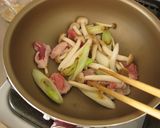 きのこが香る♪しめじの焼きうどん作り方2写真