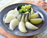 レンジで！ 新玉ねぎのトマトみそだれがけ作り方5写真