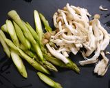 簡単！アスパラしめじのお味噌汁作り方1写真