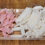 やさしい味でほっとする大根とハムのコンソメスープ作り方1写真