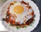 ソースたっぷり、ベーコンエッグの丼作り方3写真