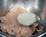 塩麹でしっとり塩鶏そぼろ。作り方1写真