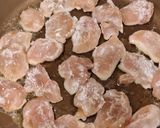 鶏むね肉と春菊の塩昆布バタぽん炒め作り方3写真