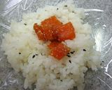 スモークサーモンのおにぎり　梅チーズ風味作り方3写真