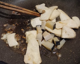 エリンギ鯨肉のマヨネーズ炒め作り方1写真