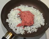 5分でハンバーグ丼！合挽き肉と玉ねぎ炒め作り方1写真