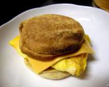 朝食に☆チーズエッグのマフィンサンド☆作り方5写真