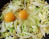 目玉焼きと玉ねぎとキャベツの生姜焼き作り方3写真