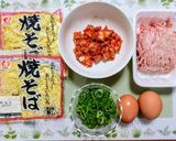 簡単ランチ!挽肉キムチ卵アジアン焼きそば作り方1写真