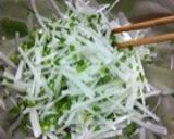 大根と万能ねぎの胡麻味噌さらだ作り方1写真