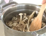 たっぷりきのことくるみの炊き込みごはん作り方5写真