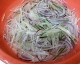 ポークソテーと揚げ麺の焦がし醤油サラダ作り方1写真