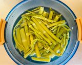 イタドリの下処理　茹でてから皮をむく作り方7写真