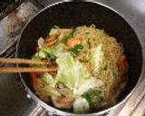 お鍋で料理！☆蒸し焼きそば作り方5写真