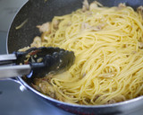 胡桃のせ・梅と豚コマの和風パスタ作り方7写真